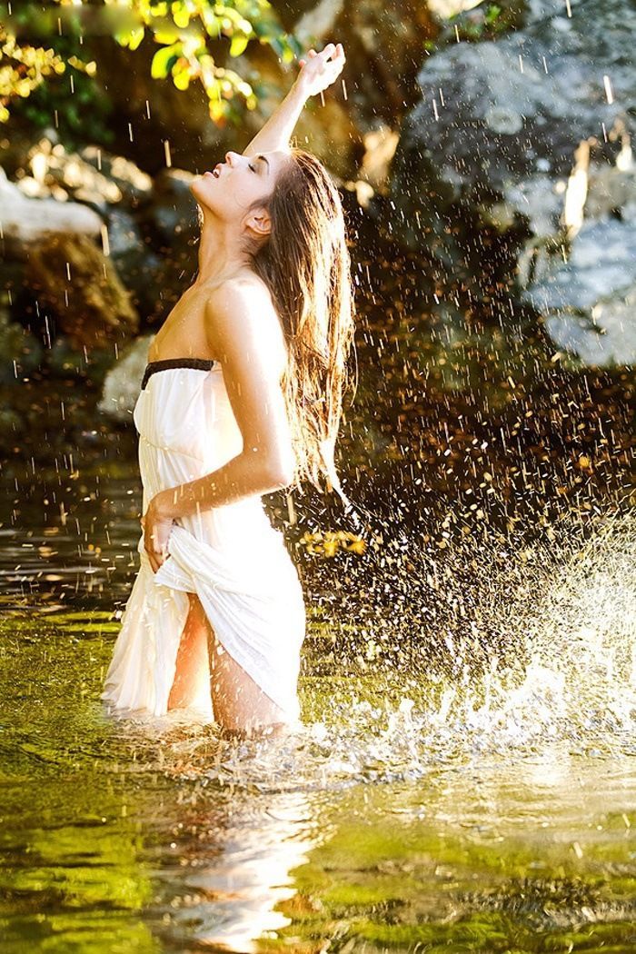 Marie Avgeropoulos in Lunyan