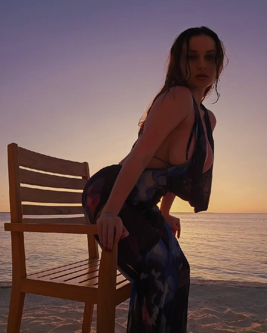 Sexy girl Miranda Faith nude in Lunyan