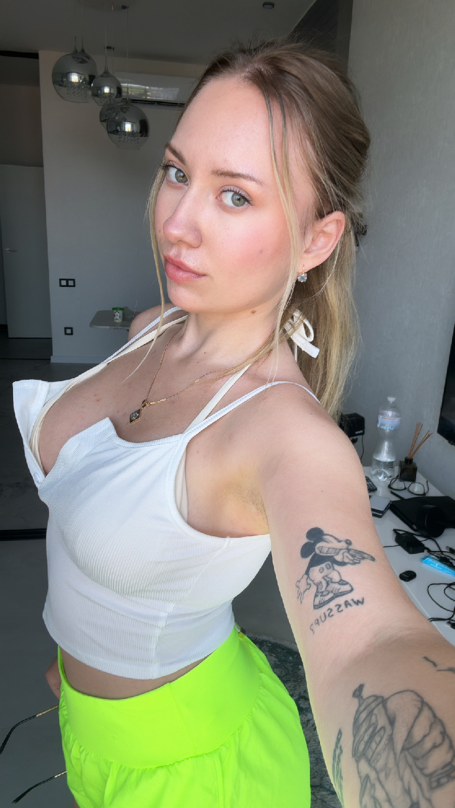 KateV in her underwear in Lunyan