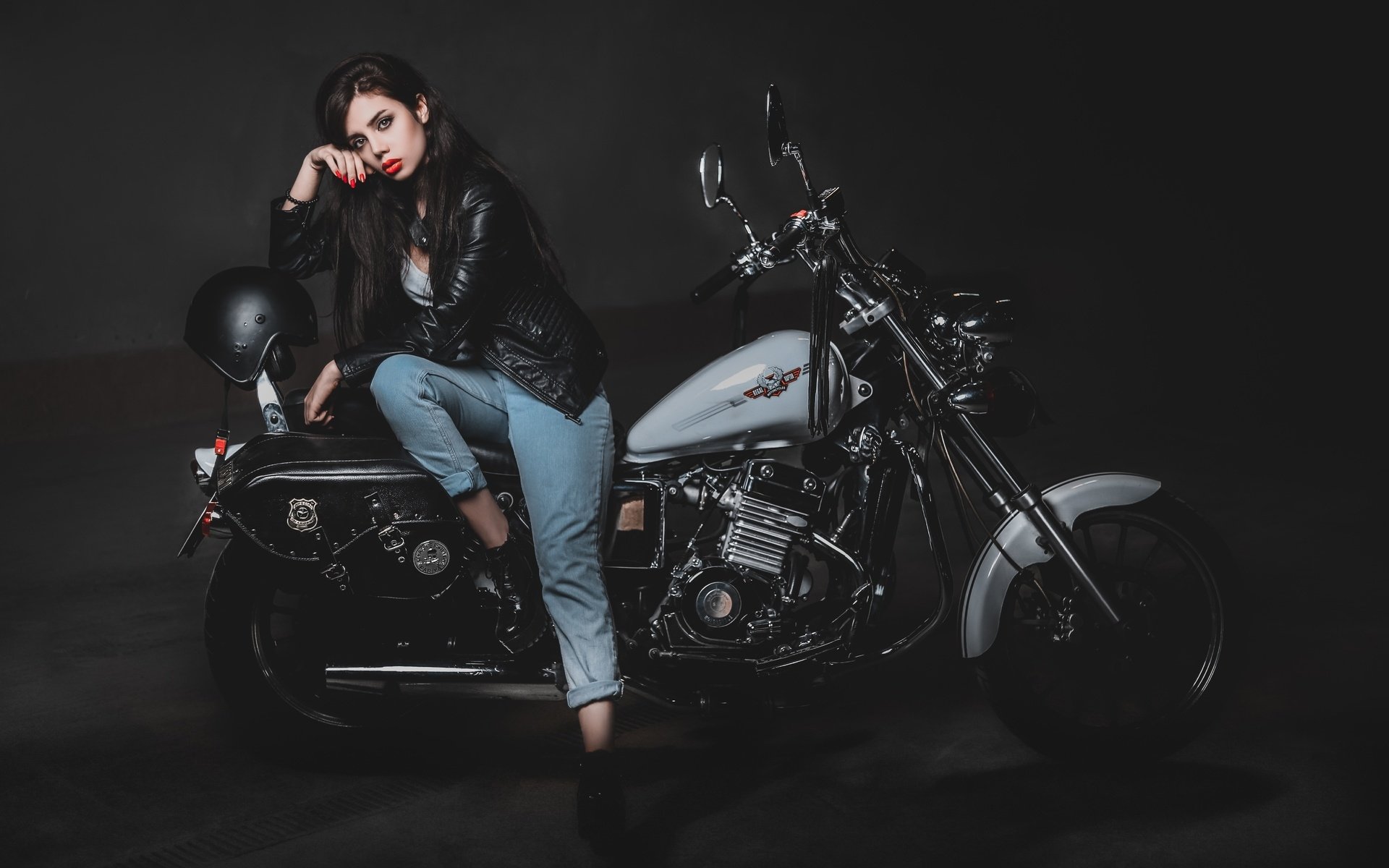 Biker girls: style and drive in Lunyan