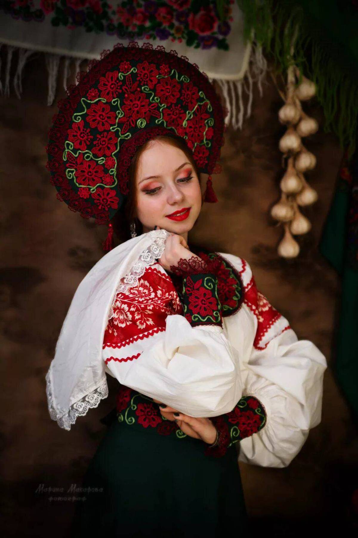 Women in Slavic costumes underwear in Lunyan