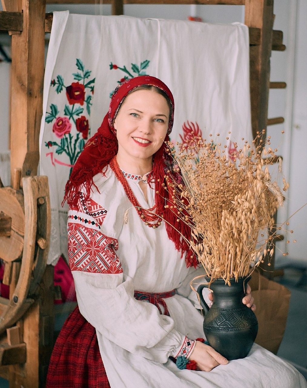 Women in Slavic costumes in Lunyan