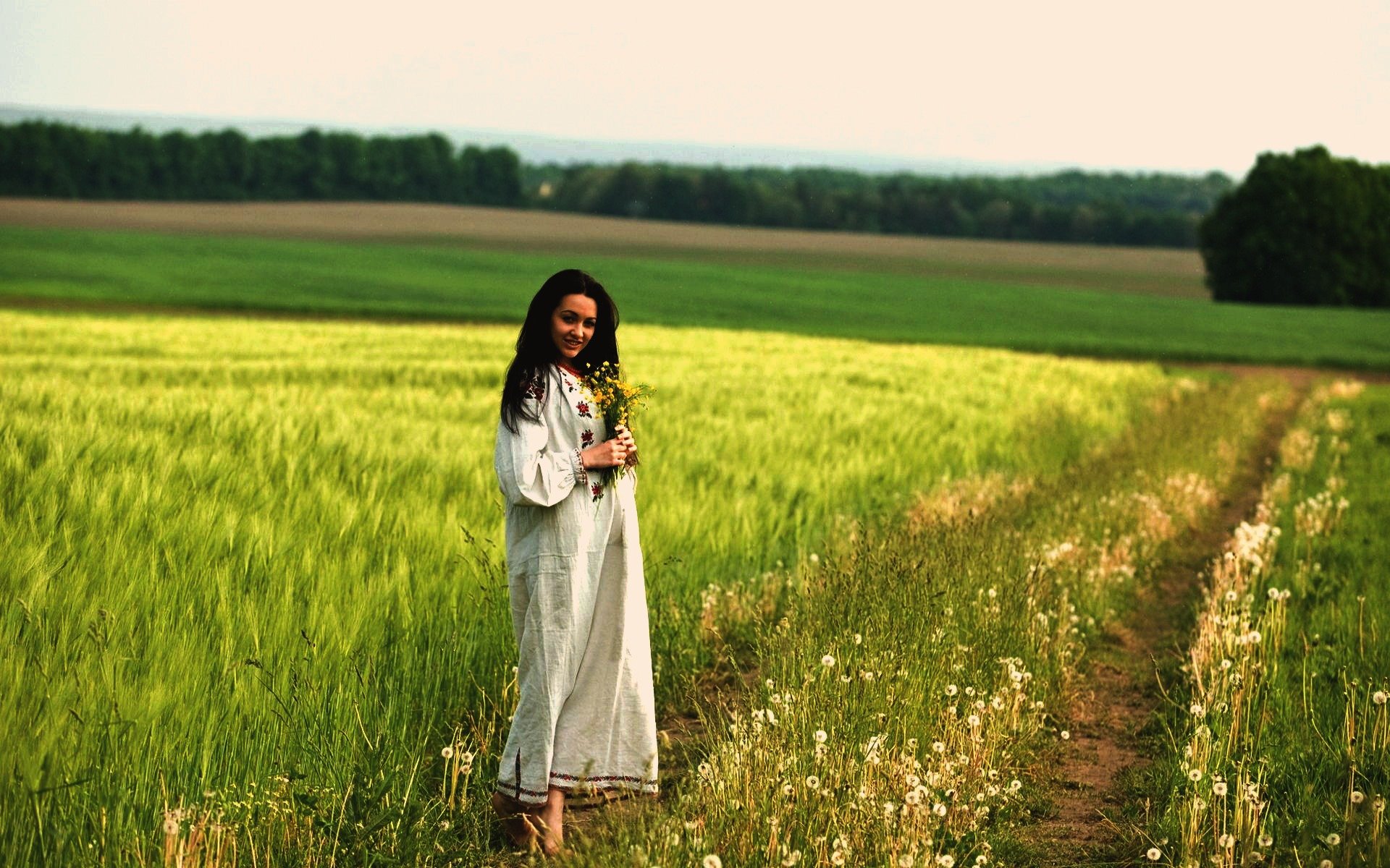 Women in Slavic costumes in Lunyan