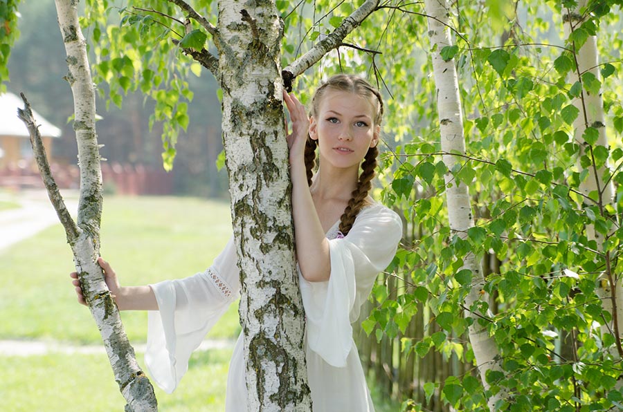 Women in Slavic costumes in Lunyan