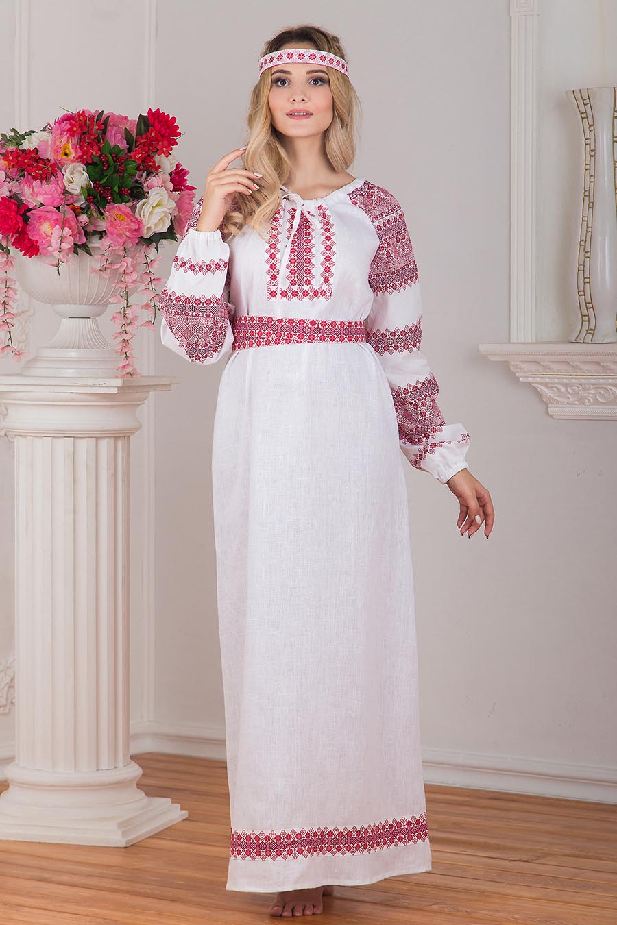 Women in Slavic costumes in Lunyan