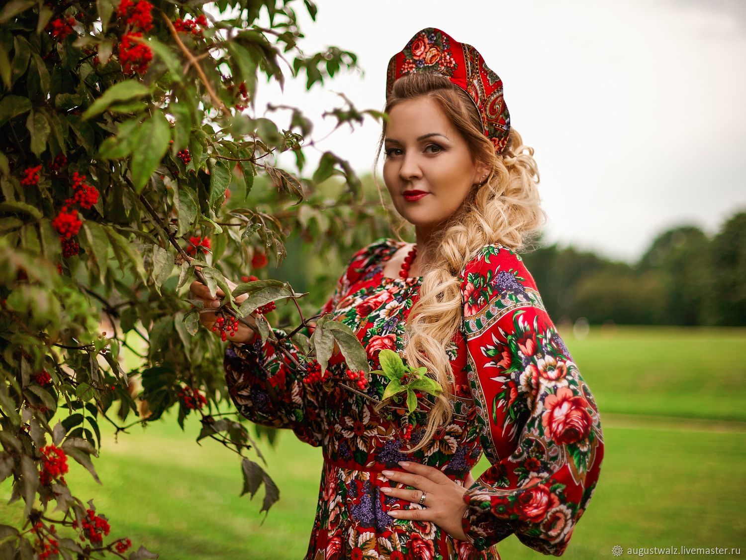 Women in Slavic costumes in Lunyan