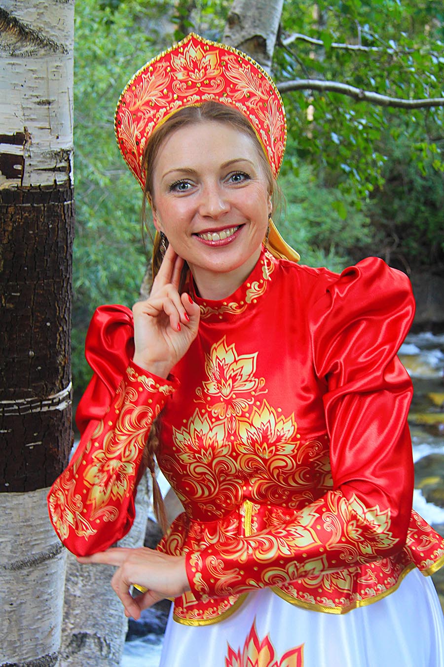 Women in Slavic costumes in Lunyan