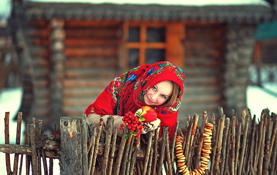 Sexy girl Women in Slavic costumes in Lunyan