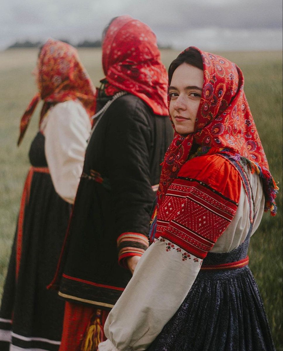 Women in Slavic costumes in Lunyan