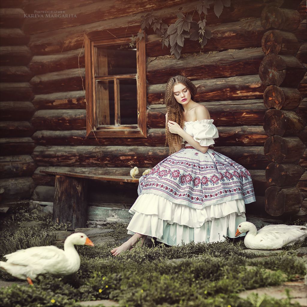 Women in Slavic costumes in Lunyan