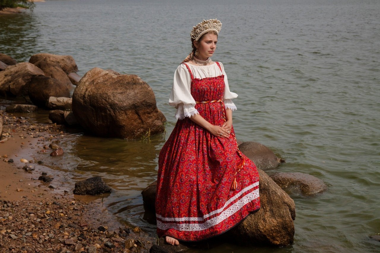Women in Slavic costumes in Lunyan