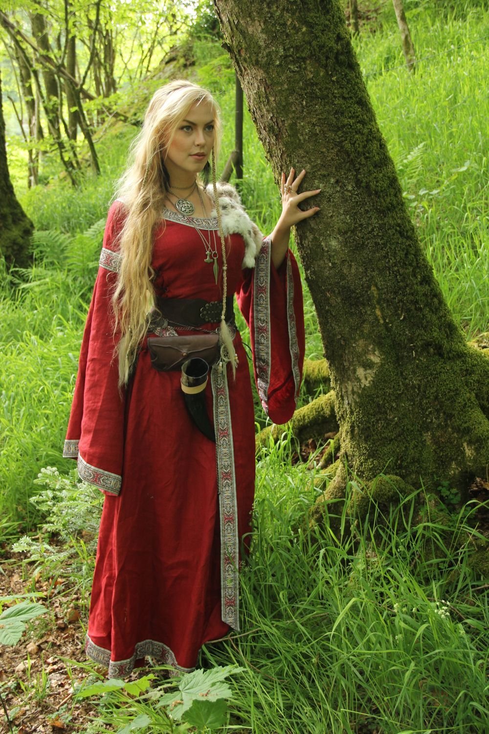 Women in Slavic costumes in Lunyan