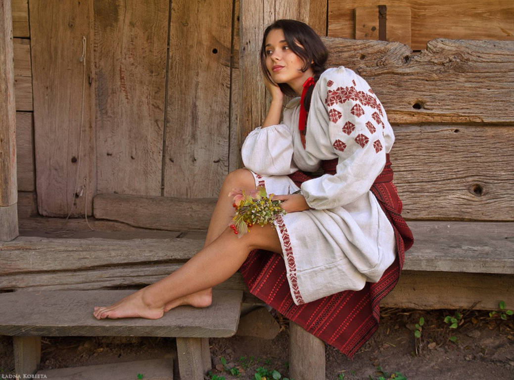 Women in Slavic costumes in Lunyan