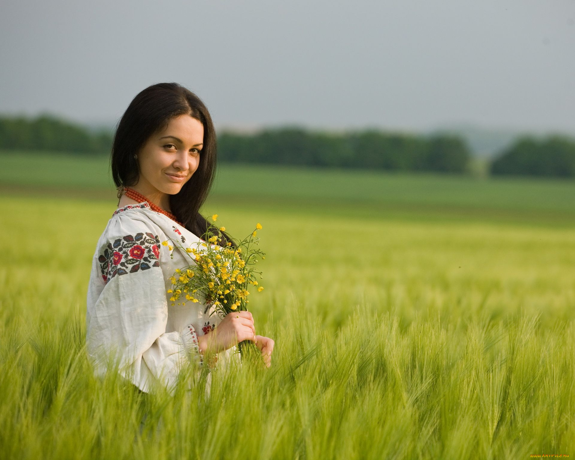 Women in Slavic costumes in Lunyan