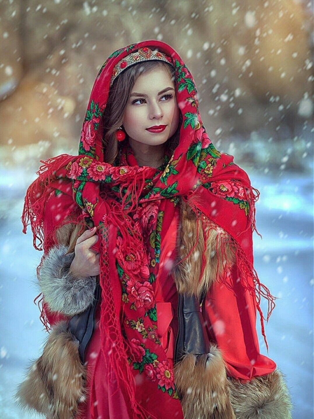Beautiful girl Women in Slavic costumes in Lunyan