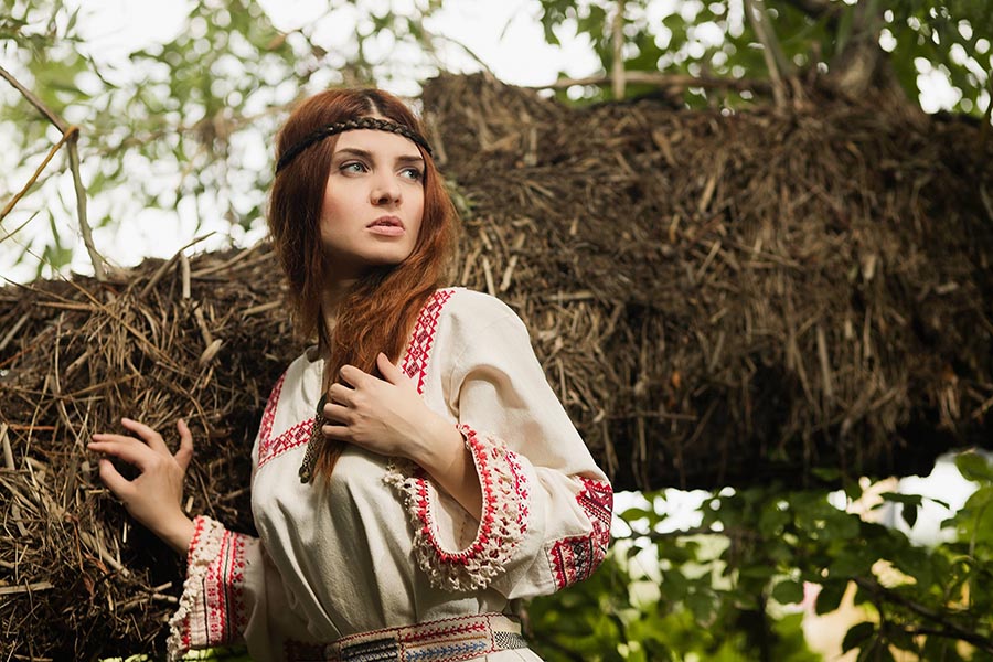 Women in Slavic costumes in Lunyan