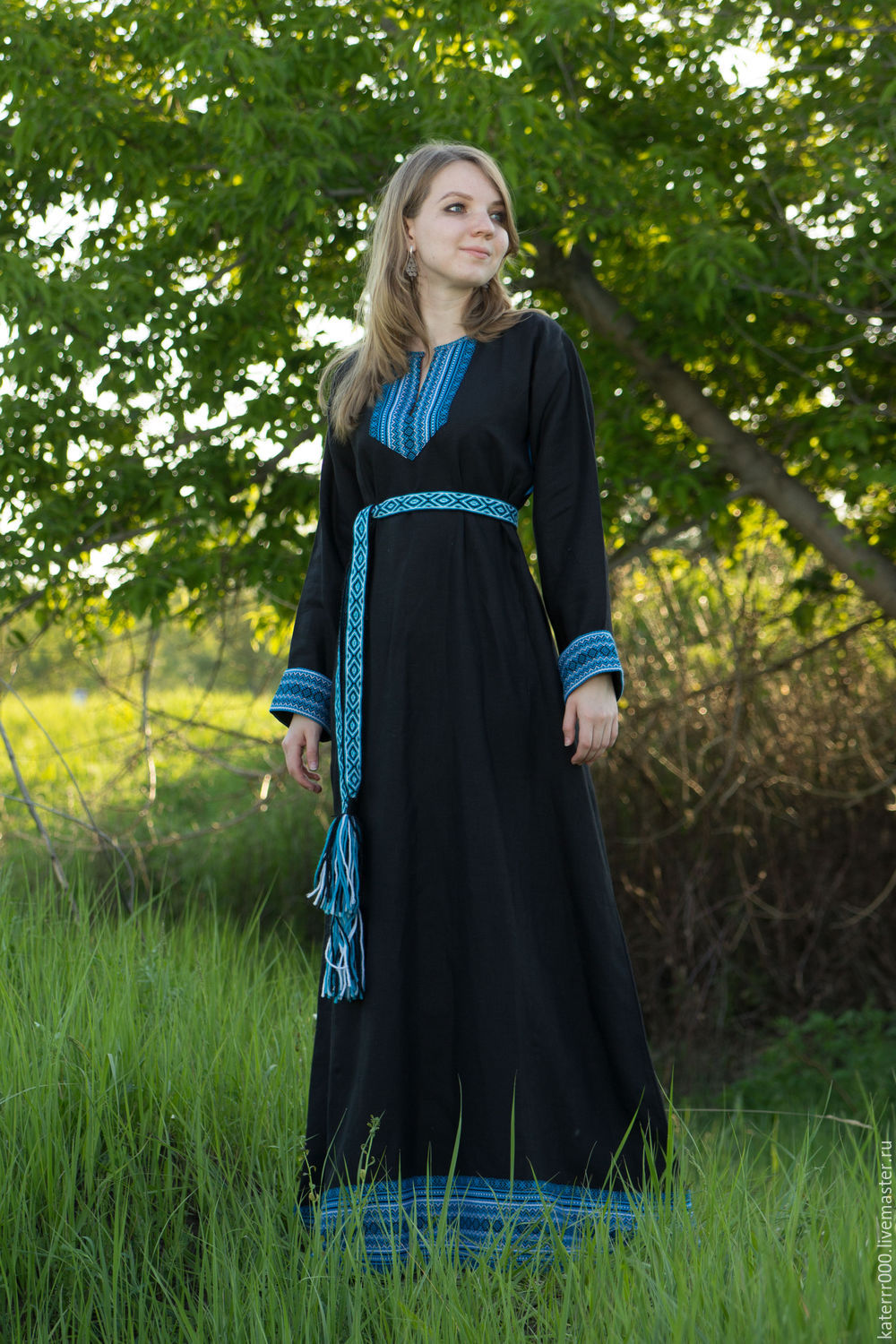 Women in Slavic costumes in Lunyan