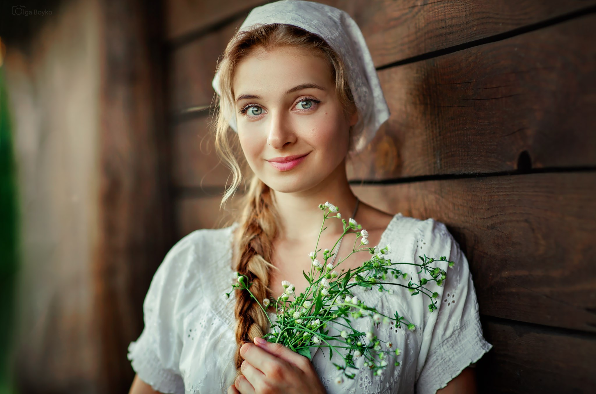 Sexy model Women in Slavic costumes in Lunyan