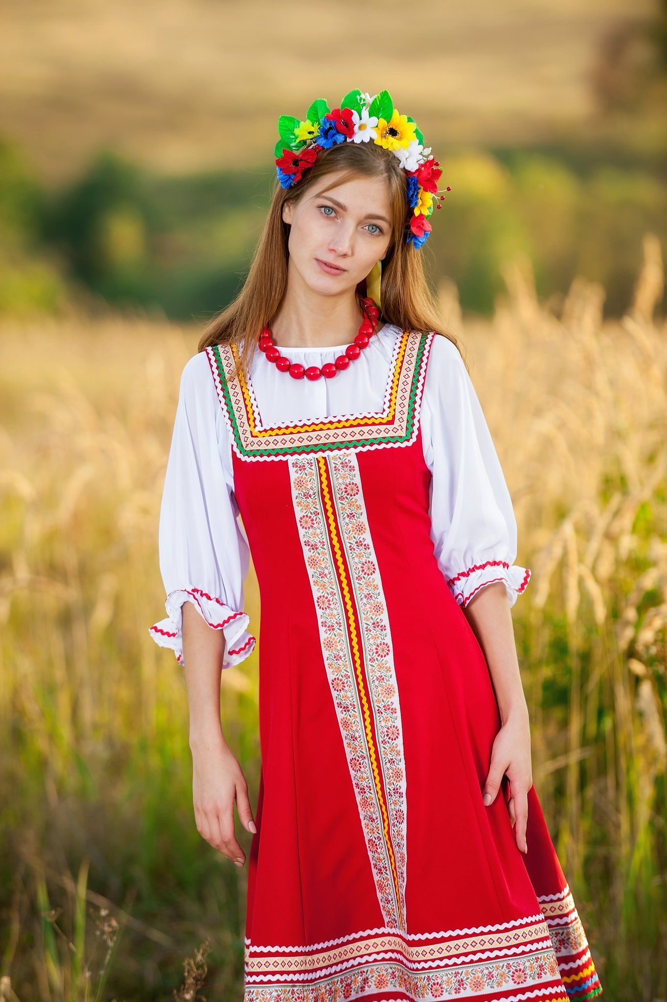 Women in Slavic costumes in Lunyan