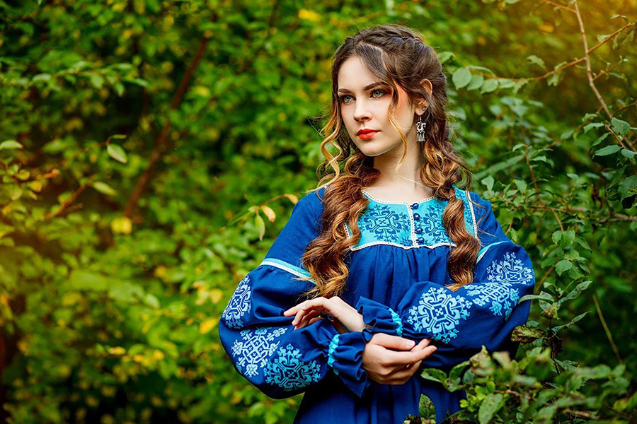 Sexy photo Women in Slavic costumes in Lunyan