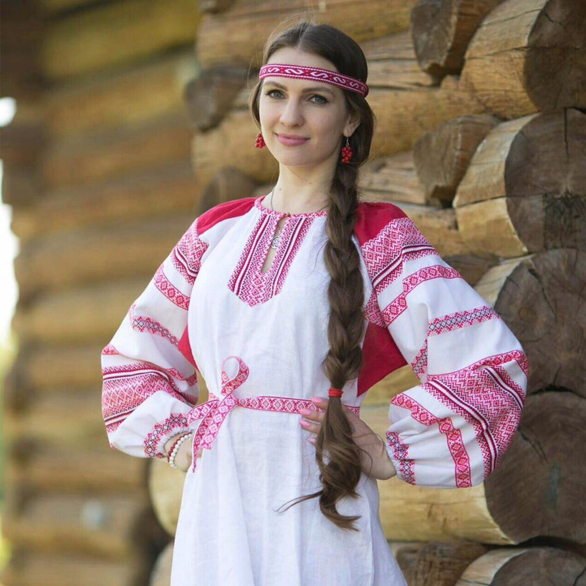Girls in Slavic costumes brings the glow — live moments in Lunyan
