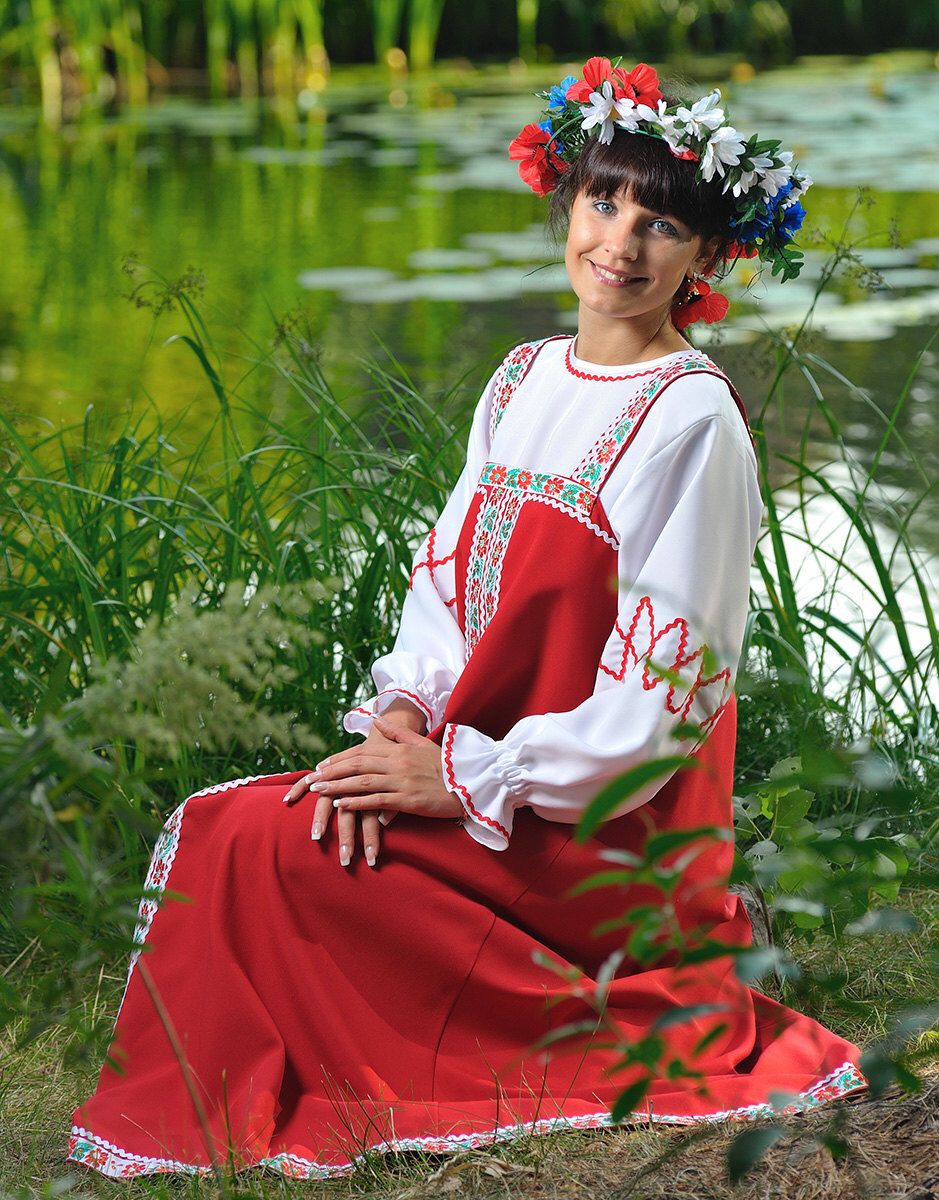 Beautiful girl Girls in Slavic costumes in Lunyan
