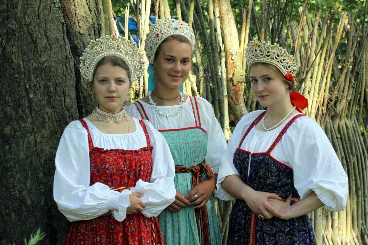 Sexy model Girls in Slavic costumes in Lunyan